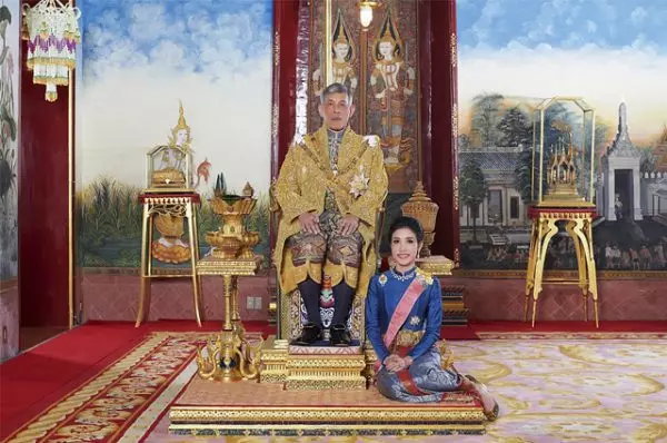 Tayland kralı ikinci kraliçanın ən sevdikini açıqladı 14199_2
