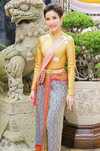 Vua của Thái Lan tuyên bố yêu thích của mình về nữ hoàng thứ hai 14199_4
