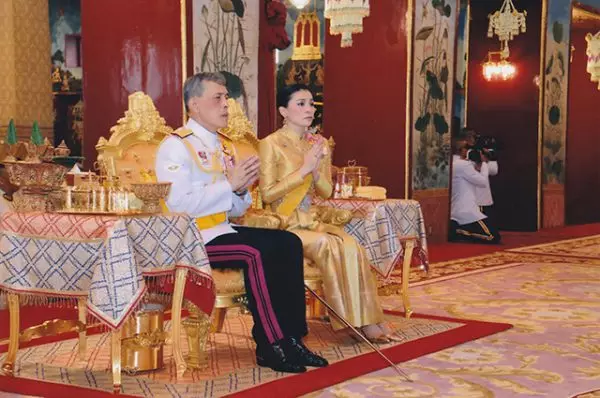 Le roi de Thaïlande a annoncé son favori de la deuxième reine 14199_5