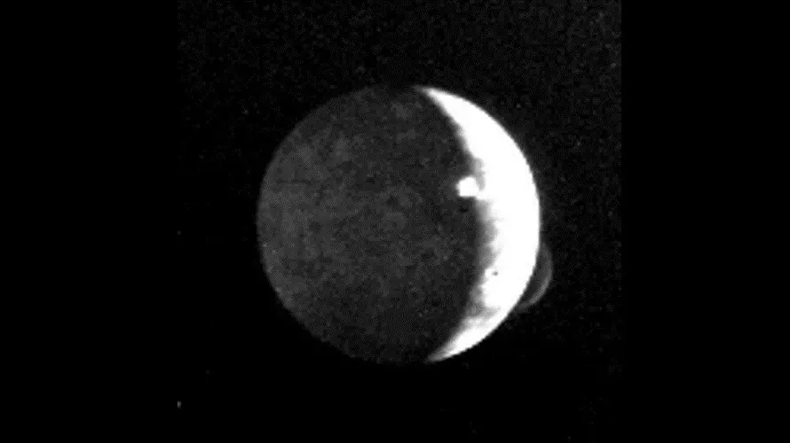 Jupite Io- ന്റെ ഉപഗ്രഹത്തിൽ അത് വോയേജർ -1 കണ്ടു 14414_4