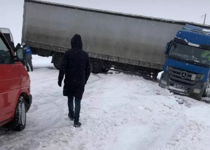 Sterfelijk ongeval op een met sneeuw bedekt spoor. Wat keken de wegen in de regio's? 14446_12