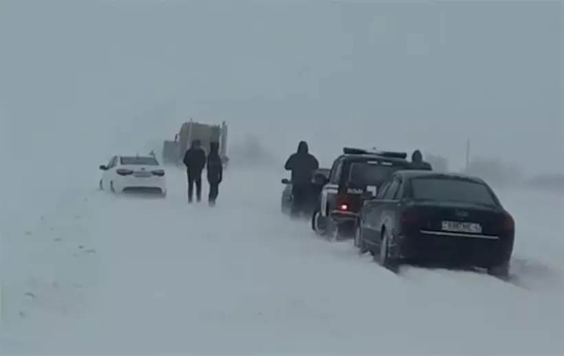 Accident muritor pe o pistă acoperită de zăpadă. Ce păreau drumurile în regiuni? 14446_13