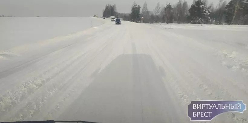 Accident mortel sur une piste recouverte de neige. Qu'ont regarda les routes dans les régions? 14446_18
