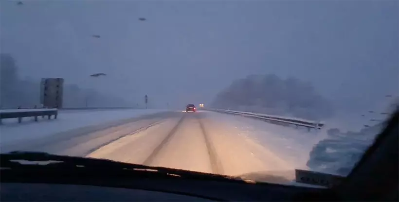 حادثه مرگبار در مسیر برف پوشیده شده است. جاده ها به مناطق نگاه می کنند؟ 14446_2