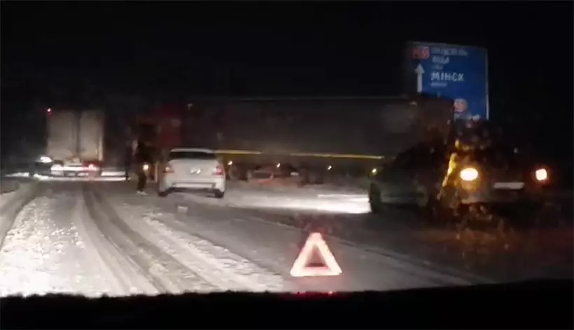 حادثه مرگبار در مسیر برف پوشیده شده است. جاده ها به مناطق نگاه می کنند؟ 14446_3