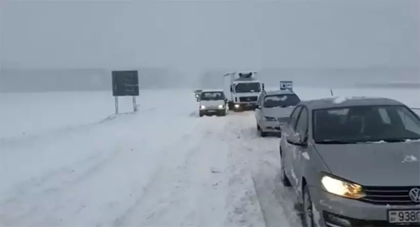 حادثه مرگبار در مسیر برف پوشیده شده است. جاده ها به مناطق نگاه می کنند؟ 14446_5