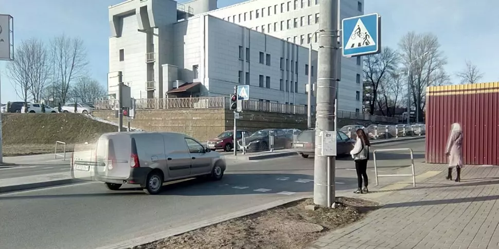 Minsk sakini: taksi sürücüsü qarşısında qara bir qızı döydü və səhv etdim 14601_1