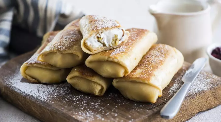 ? 3 Rezepres Pancakes fir maslenitsa: mat Salmon, Gîteabelen Kéis an Bananen 14668_3