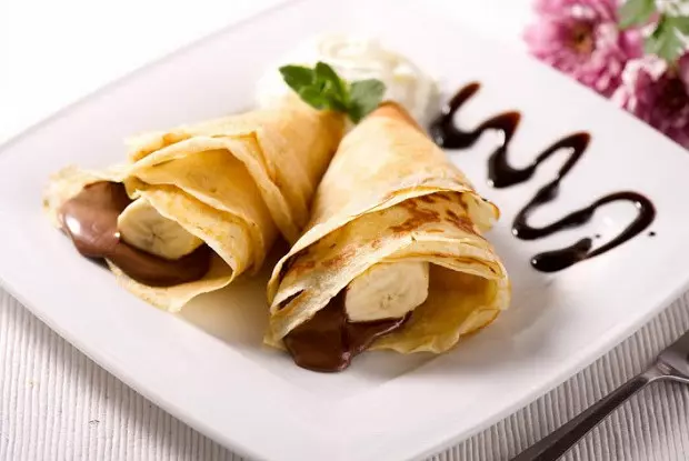 ? 3 Rezepres Pancakes fir maslenitsa: mat Salmon, Gîteabelen Kéis an Bananen 14668_4
