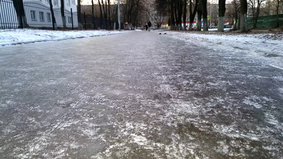 Obyvatelé Vladimir vztek z ledu a ne rozdrcených ulic města