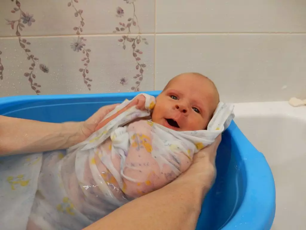 Wat is een adaptieve baden van pasgeborenen en wanneer het beter is om toe te passen