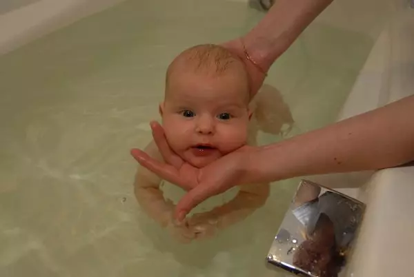 Какво е адаптивно къпане на новородени и когато е по-добре да се приложи 15183_2