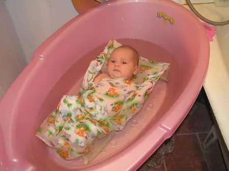 Što je adaptivno kupanje novorođenčadi i kada je bolje primijeniti 15183_5