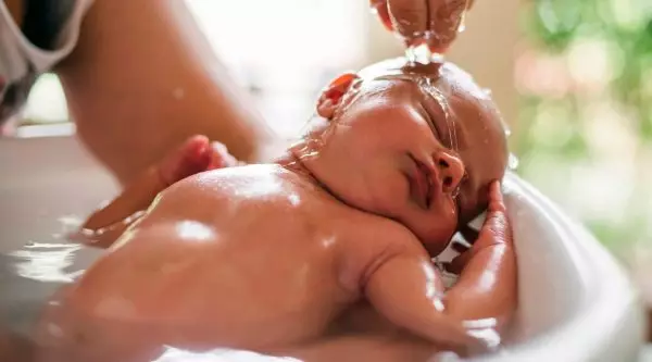 什麼是新生兒的適應性沐浴以及更好的申請 15183_6
