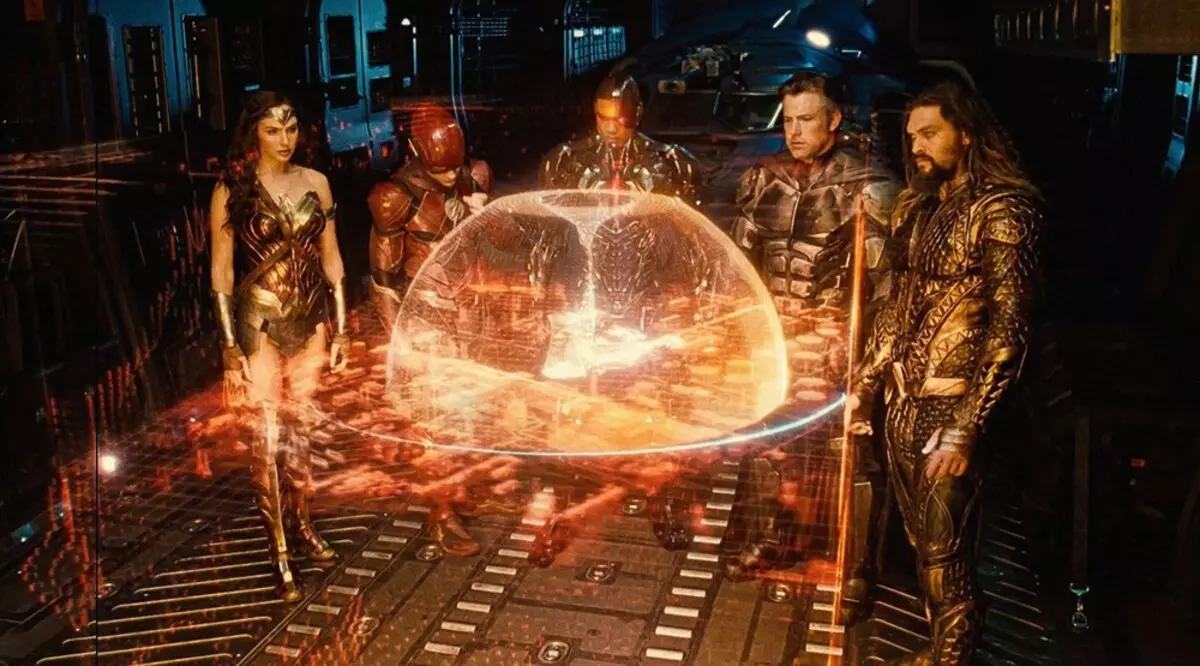 Dans les nouveaux tizteurs de la "League de la justice" du directeur, une merveille-femme, aquamen, cyborg et flash se préparent à la bataille