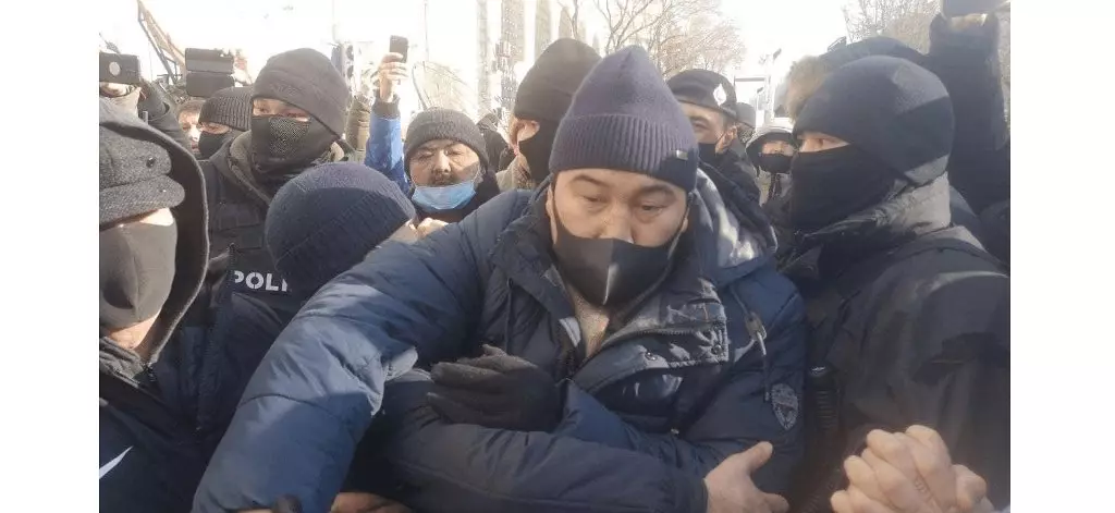 WALMABABIMDIMA Almatyda protestçiler bilen konforç keselden soň Netota anketadan boldy