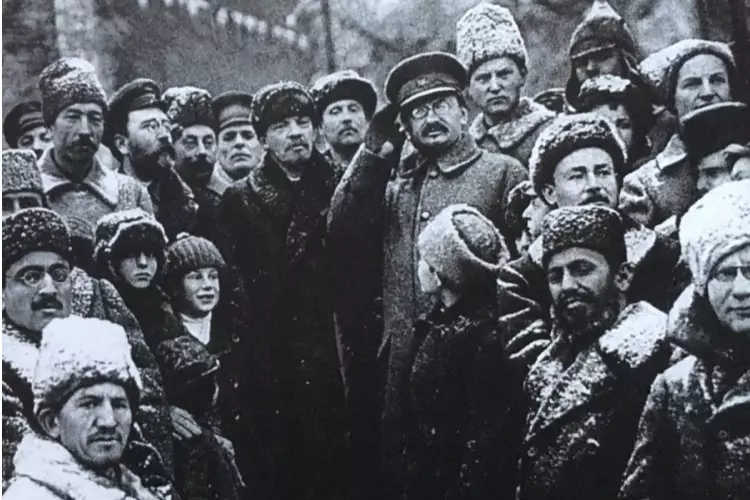 Sebagai Bolsheviks di bawah ketawa Ilyich menguburkan harapan orang untuk kebebasan 15648_1