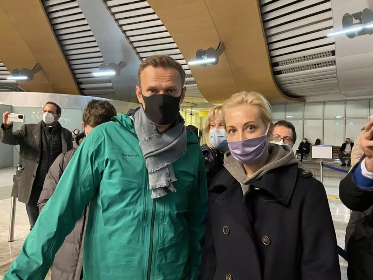 Καθώς οι ρωσικές αρχές και τα ομοσπονδιακά μέσα ενημέρωσης σχολιάζουν την επιστροφή και την κράτηση του Navalny 16345_1