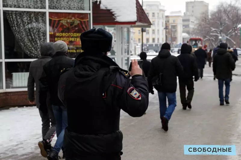 Bau bersyarat kebebasan. Laporan Foto Mengenai Bagaimana Dua Ribu Penduduk Saratov Keluar Untuk Menyokong Navalny 16424_10