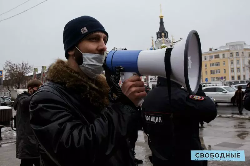 Odeur conditionnelle de la liberté. Rapport de photos sur la façon dont deux mille résidents de Saratov sont sortis pour soutenir Navalny 16424_11