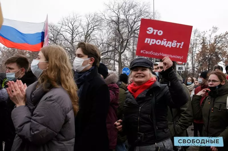 有条件的自由味道。关于两千名萨拉托夫居民出去支持Navalny的照片报告 16424_12