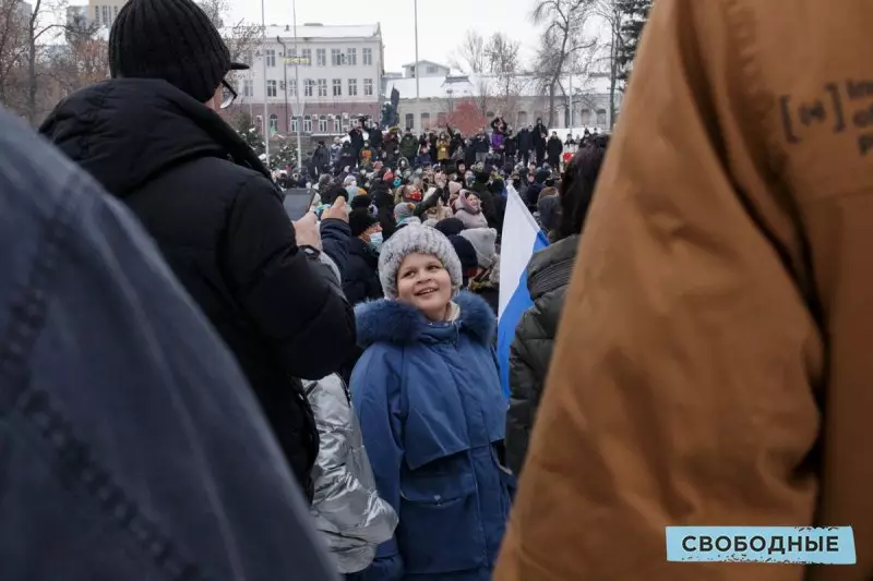 Bau bersyarat kebebasan. Laporan Foto Mengenai Bagaimana Dua Ribu Penduduk Saratov Keluar Untuk Menyokong Navalny 16424_14
