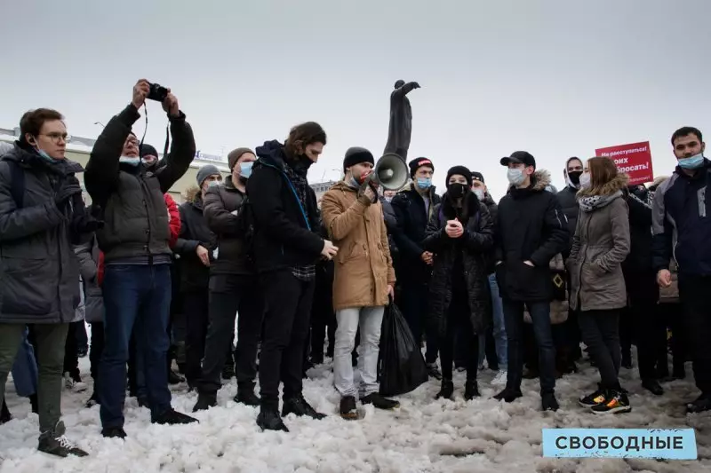 Villkorlig lukt av frihet. Fotorapport om hur två tusen Saratov-invånare gick ut för att stödja Navalny 16424_15