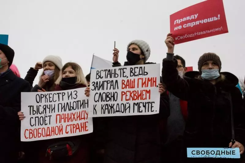 Odeur conditionnelle de la liberté. Rapport de photos sur la façon dont deux mille résidents de Saratov sont sortis pour soutenir Navalny 16424_17