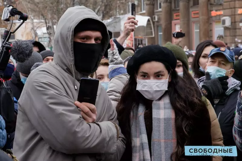 Bau bersyarat kebebasan. Laporan Foto Mengenai Bagaimana Dua Ribu Penduduk Saratov Keluar Untuk Menyokong Navalny 16424_2