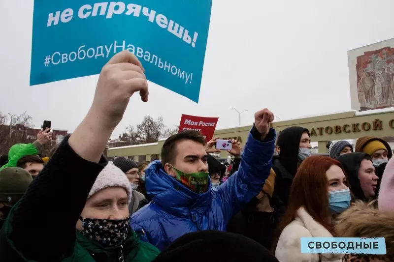 Villkorlig lukt av frihet. Fotorapport om hur två tusen Saratov-invånare gick ut för att stödja Navalny 16424_21
