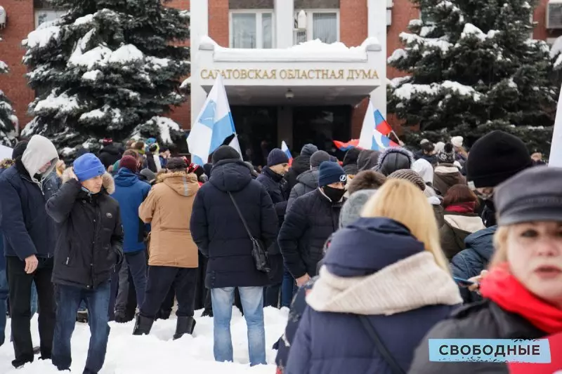 Villkorlig lukt av frihet. Fotorapport om hur två tusen Saratov-invånare gick ut för att stödja Navalny 16424_25