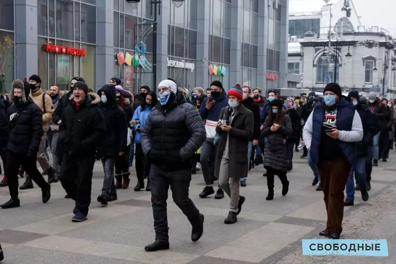 Bau bersyarat kebebasan. Laporan Foto Mengenai Bagaimana Dua Ribu Penduduk Saratov Keluar Untuk Menyokong Navalny 16424_5