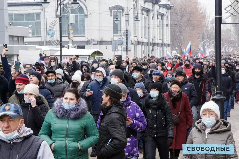 Bau bersyarat kebebasan. Laporan Foto Mengenai Bagaimana Dua Ribu Penduduk Saratov Keluar Untuk Menyokong Navalny 16424_6