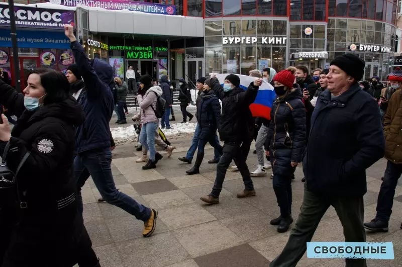 Bau bersyarat kebebasan. Laporan Foto Mengenai Bagaimana Dua Ribu Penduduk Saratov Keluar Untuk Menyokong Navalny 16424_9