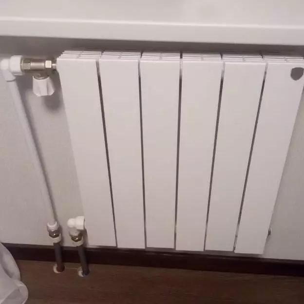 Geld in de pijp of hoeveel de arrogante loodgieters worden gevraagd om de radiator te vervangen
