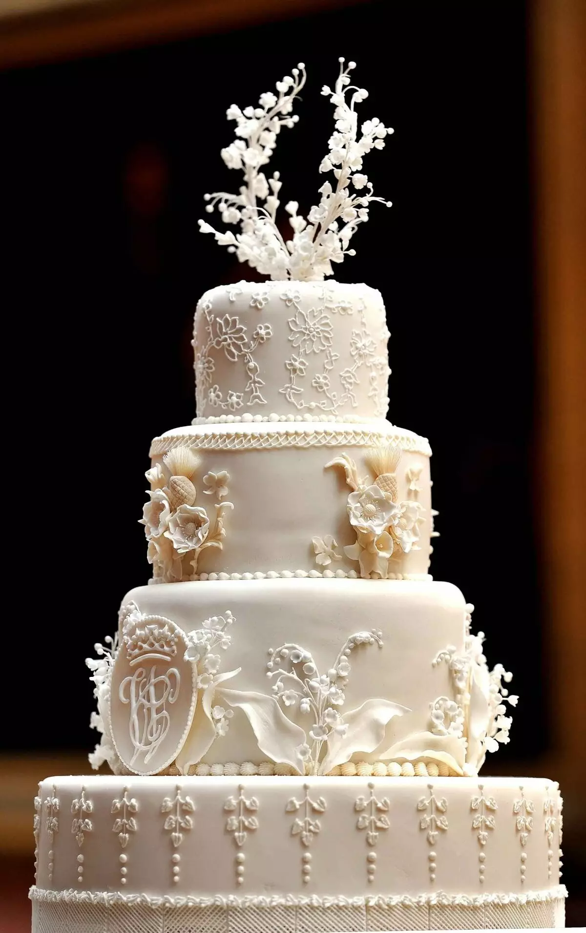 Putera William dan Kate Middleton memfailkan sisa-sisa kek perkahwinan mereka pada penghormatan anak-anak: bagaimana memelihara karya kuih selepas 7 tahun 16791_2