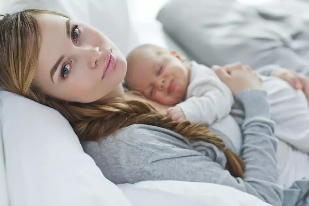 Postpartum waving आई काय आहे, ते लोकप्रियता का आहे आणि कोणाची गरज आहे