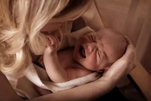 Apa ibu yang melambai postpartum, mengapa itu mendapatkan popularitas dan siapa yang membutuhkannya 16869_10