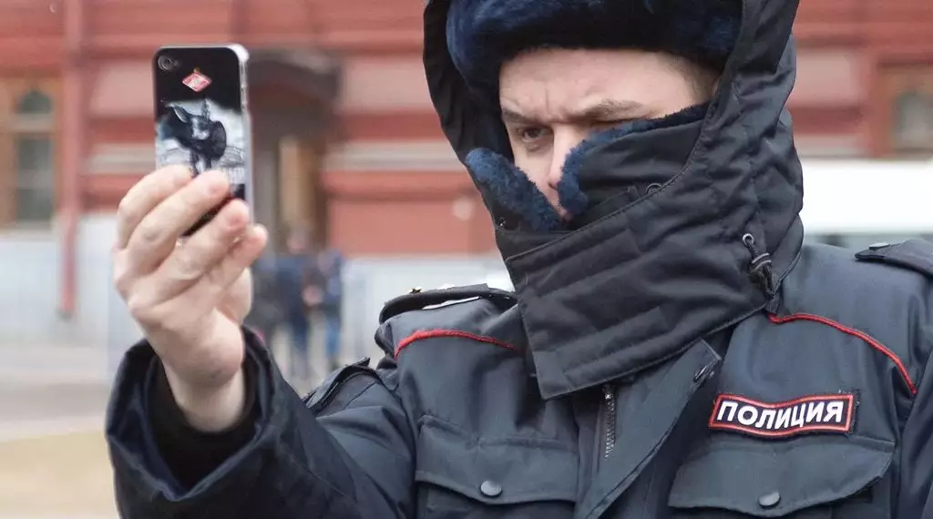 Руската полиция иска достъп до телефонни книги в руските смартфони