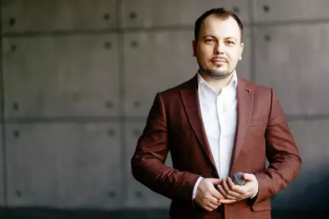 Singer Yaroslav Sumyshevsky decidiu não cancelar a turnê em conexão com a morte de sua esposa em um acidente