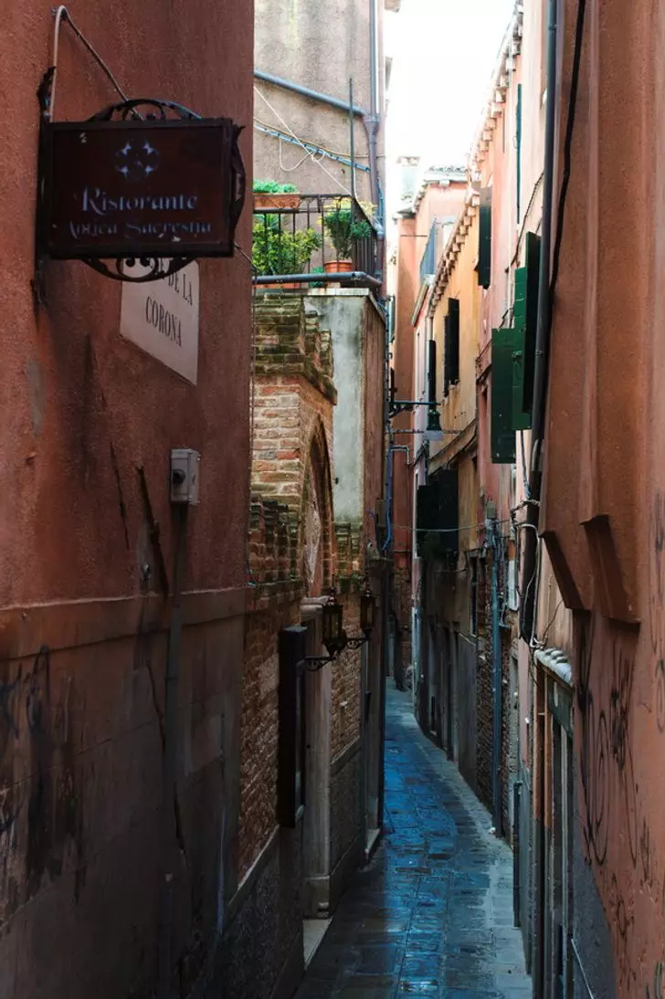 Size beklenmedik bir taraftan romantik Venedik gösterecek 20+ fotoğraf 18069_19
