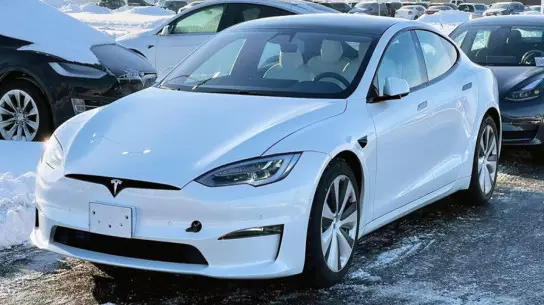 Isdatigita Tesla Model S estis rimarkita kun la rado de tradicia formo