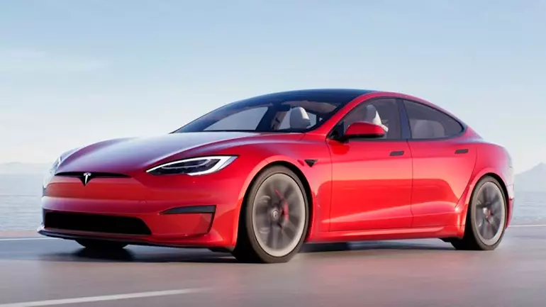 Opgedateerde Tesla Model S opgemerk met die wiel van tradisionele vorm 18119_1