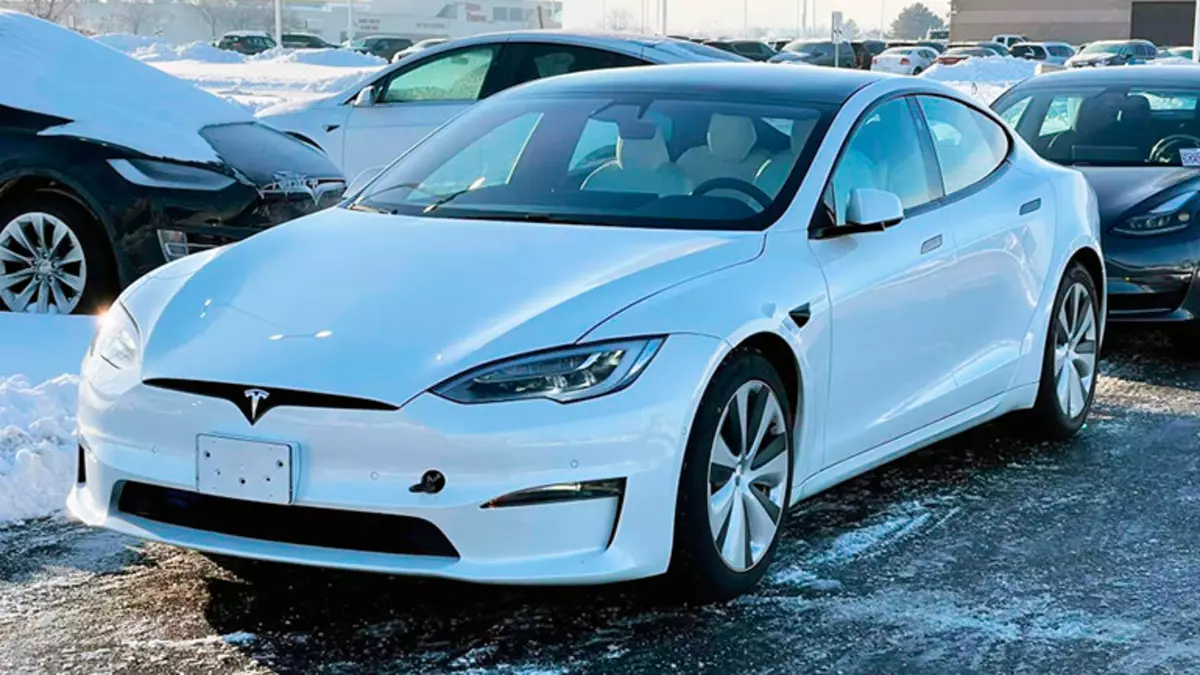 Updated Tesla Model S noticed with the wheel of traditional shape 18119_3