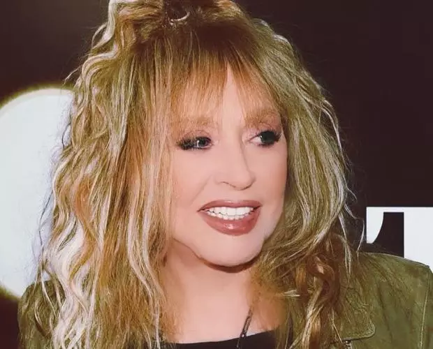 Alla Pugacheva is unrecognizable on a new video: Primadonna confused with a young girl 18345_1