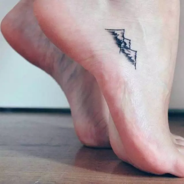 Idetë e bukura të një mini-tatuazhi që mund të fshihet lehtë ose, përkundrazi, për të treguar gjithçka 18498_9
