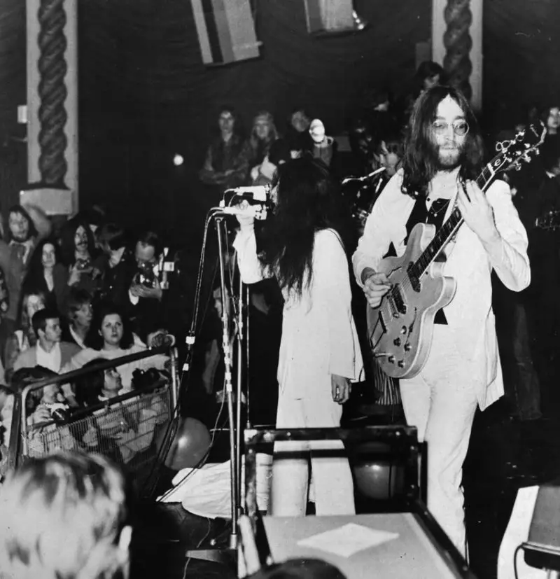 ປະຫວັດຄວາມເປັນມາຂອງຄວາມຮັກ Yoko ມັນແລະ John Lennon ໃນຮູບພາບ 1873_10