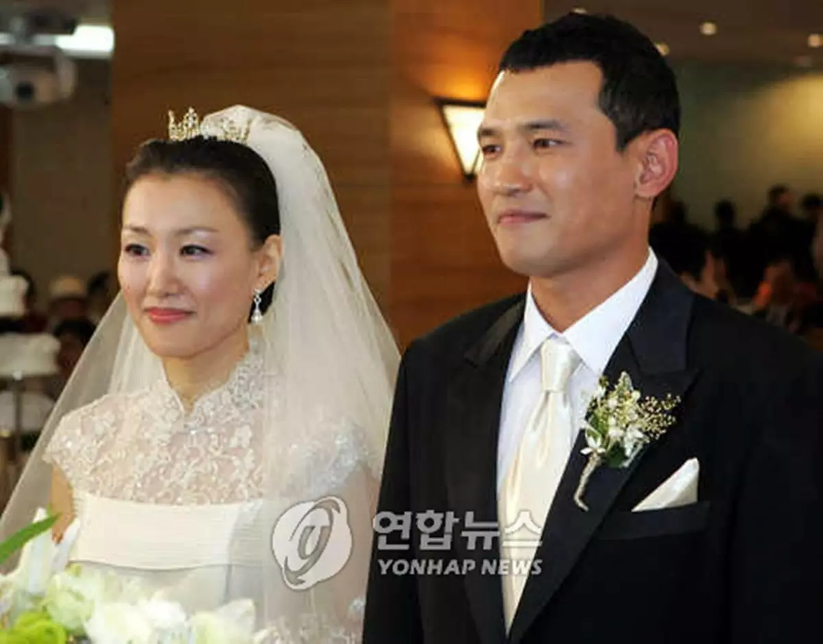 9 người nổi tiếng Hàn Quốc kết hôn với người hâm mộ của họ 19044_8