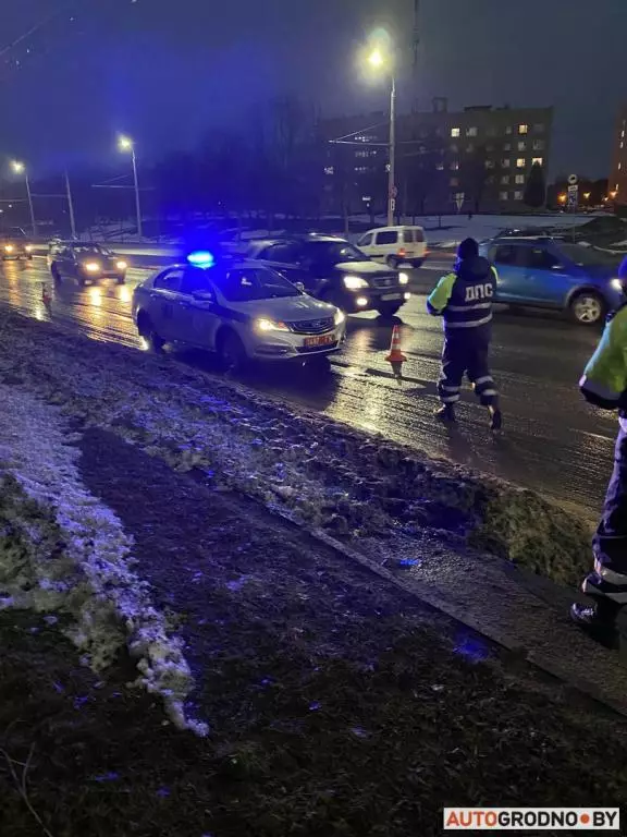 Grodno'da yoldaki büyük çukur nedeniyle, 8 araç sahibi yaralandı 19964_5