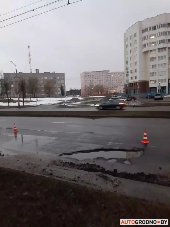 Grodno'da yoldaki büyük çukur nedeniyle, 8 araç sahibi yaralandı 19964_7